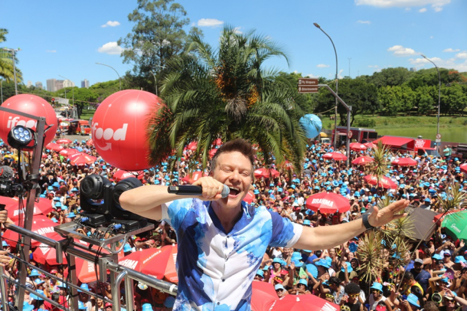 O cantor Michel Teló durante apresentação no trio elétrico do Bloco Bem Sertanejo na região do Parque do Ibirapuera, na zona sul da capital paulista