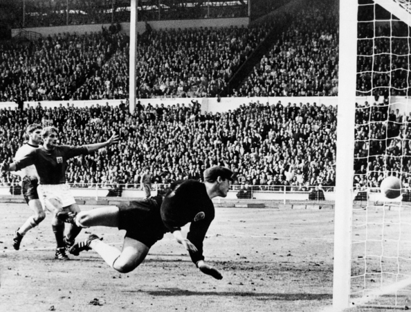 O goleiro da Alemanha Ocidental, Hans Tilkowski, observa a bola bater no travessão após um chute do atacante inglês Geoff Hurst (fora da imagem)