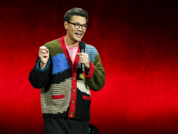 Destin Daniel Cretton fala no palco para promover o próximo filme "Homem-Aranha: Brand New Day" durante a apresentação da Sony Pictures Entertainment na CinemaCon