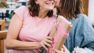 Filha dá presente para a mãe