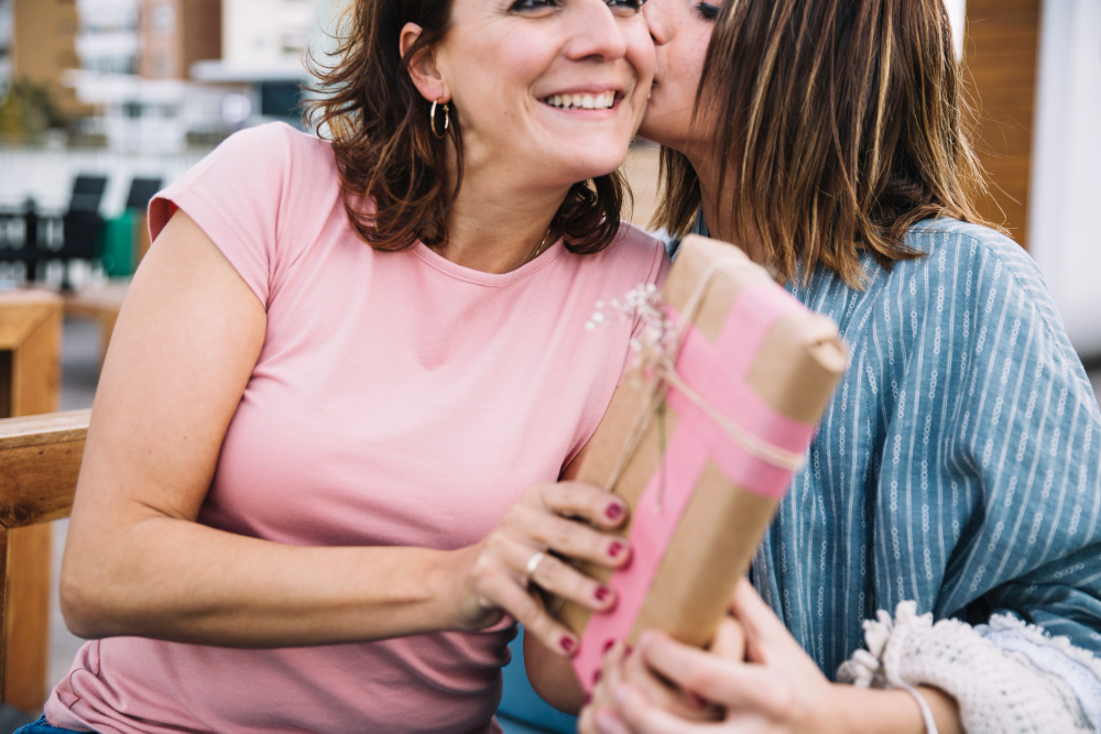 Filha dá presente para a mãe