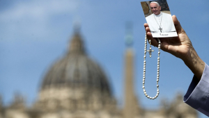 Uma monja mostra uma foto do papa Francisco
