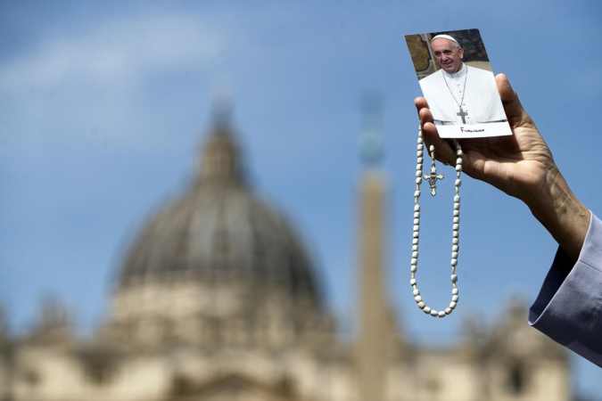 Uma monja mostra uma foto do papa Francisco