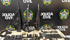 Fuzis e carregadores apreendidos durante a operação policial em Duque de Caxias