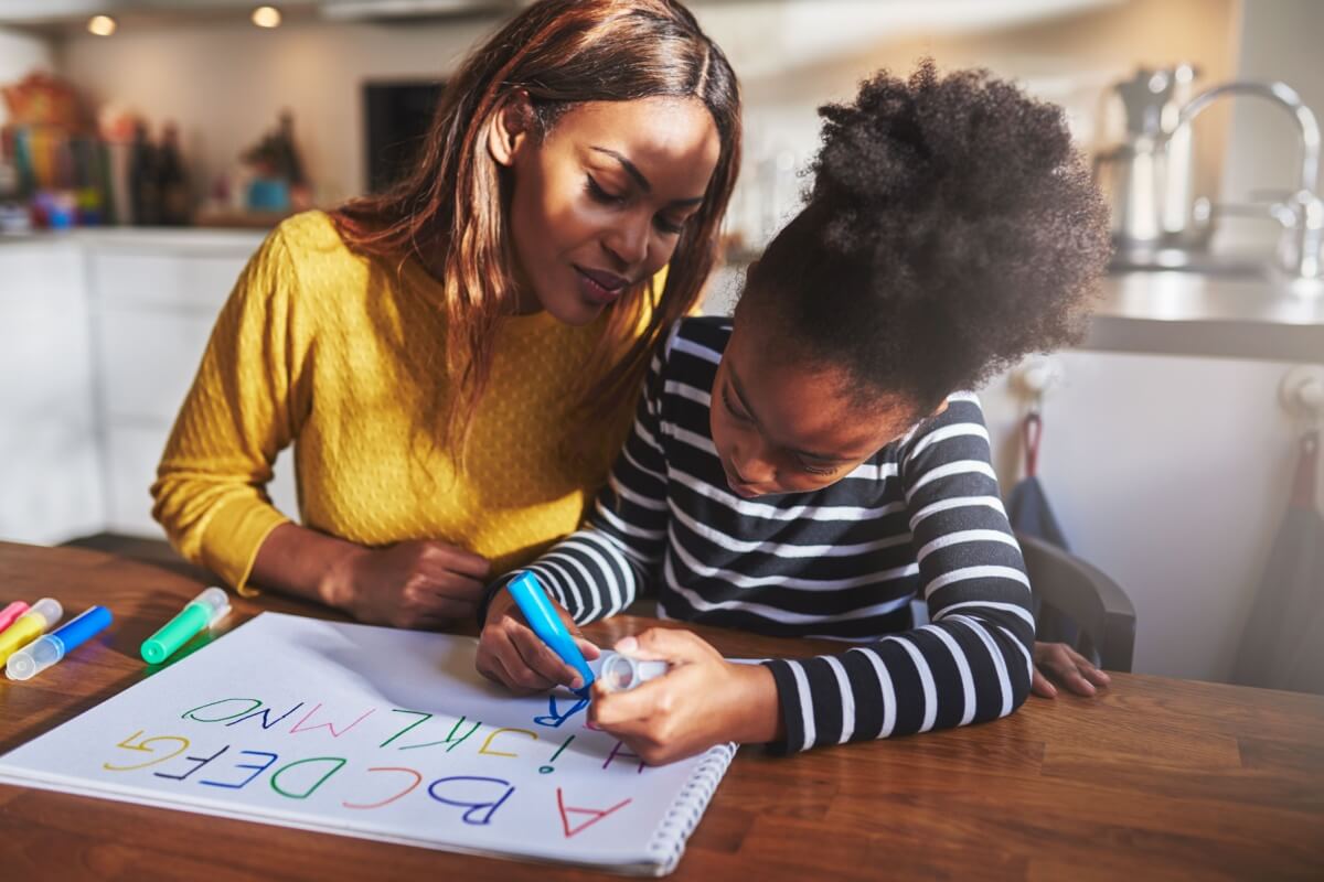 O apoio da família mantém as crianças motivadas e comprometidas com o processo de alfabetização 