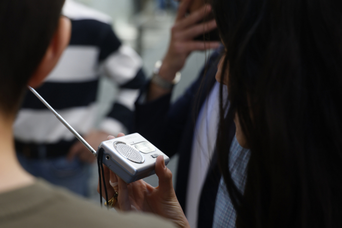 Uma mulher ouve rádio durante o apagão no fornecimento de energia elétrica