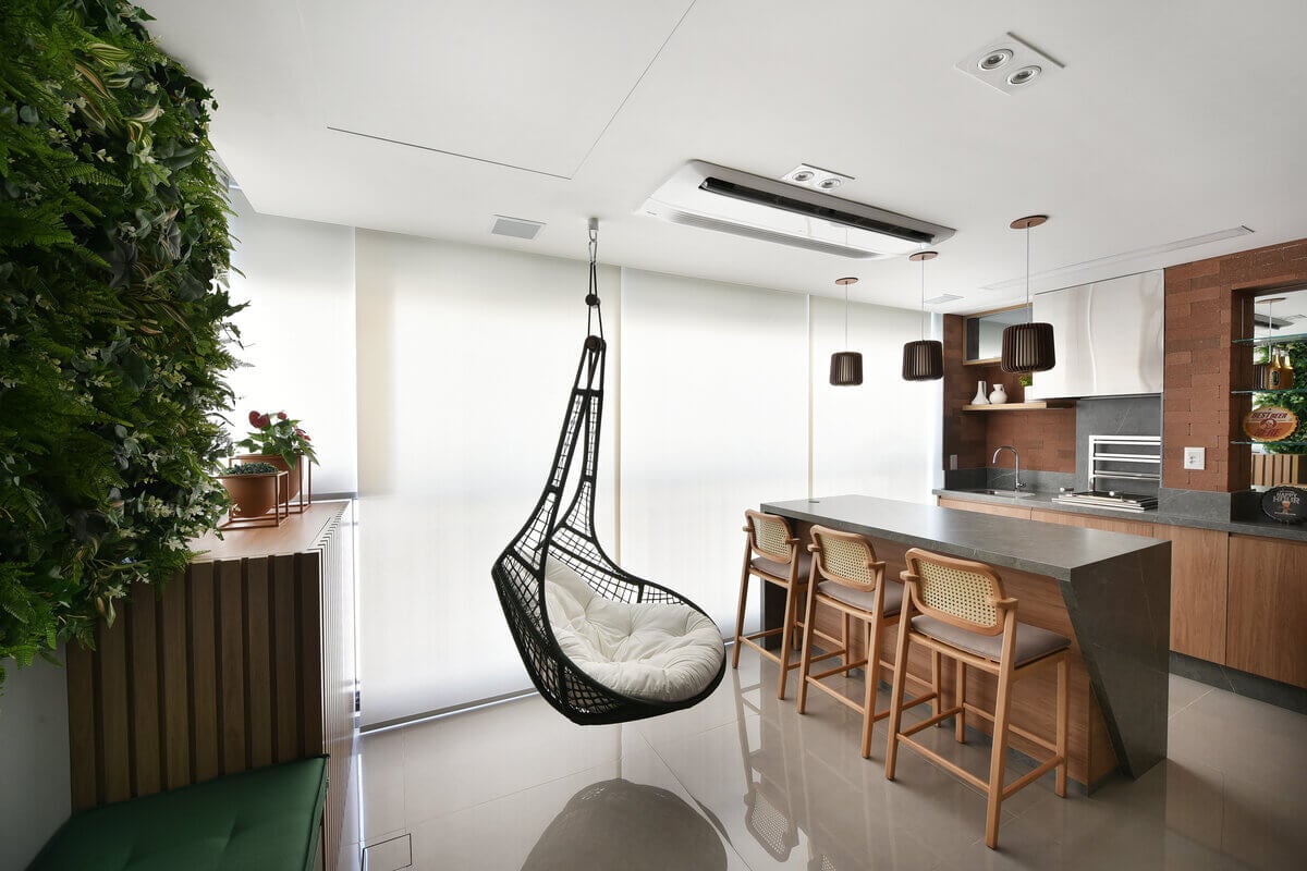 A poltrona suspensa é estilosa e funciona como uma peça decorativa de destaque