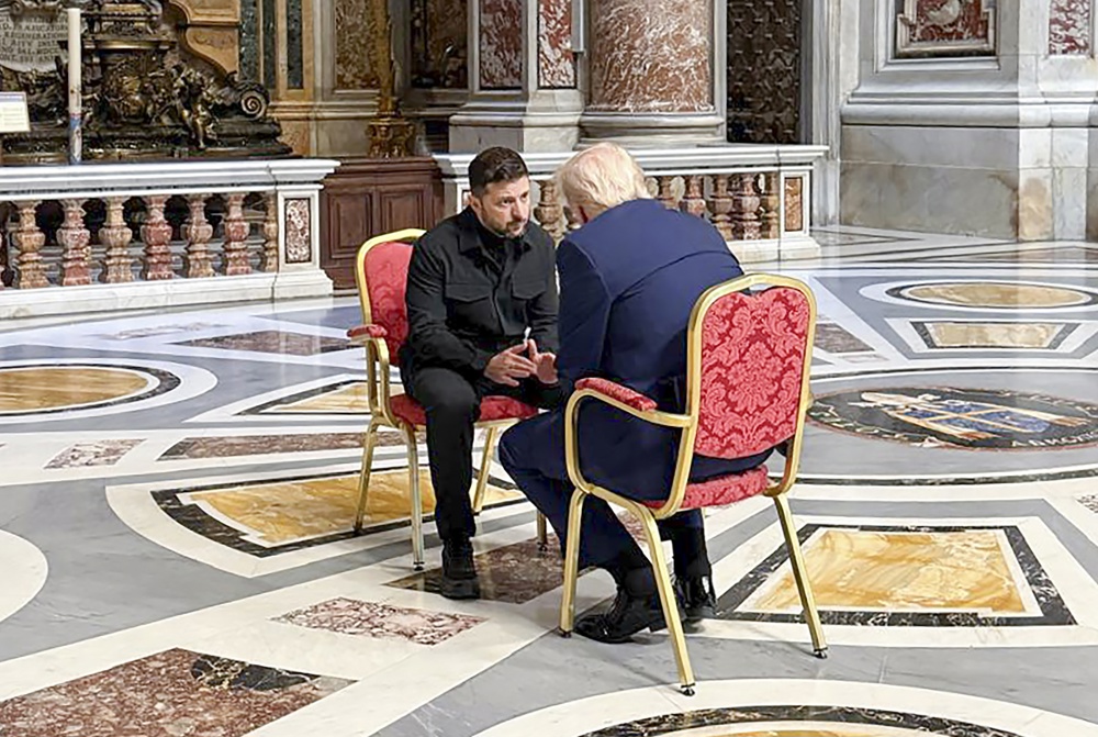 O presidente ucraniano Volodymyr Zelensky (à esquerda) reunido com o presidente dos Estados Unidos, Donald J. Trump