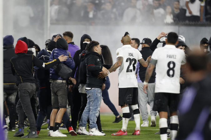 Arturo Vidal, do Colo Colo, conversa com torcedores que invadiram o campo
