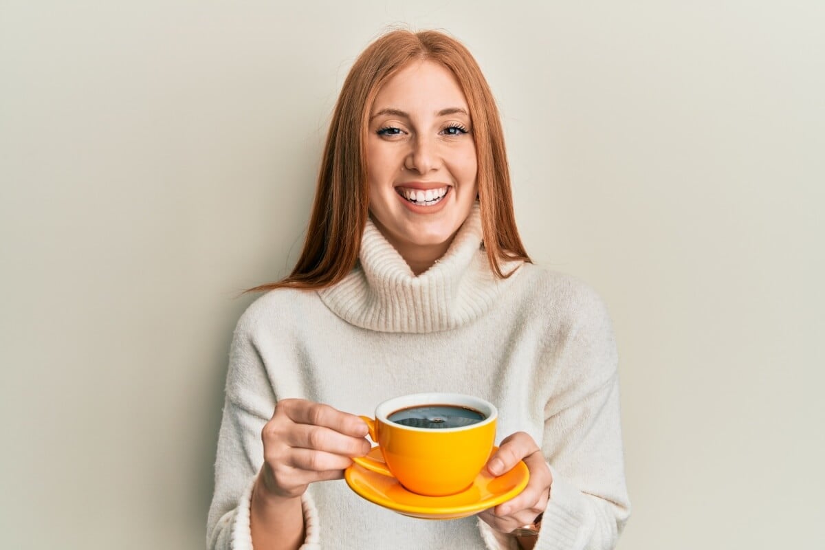 Beber café de forma saudável é possível, desde que seja combinado com práticas de higiene adequadas e moderação 