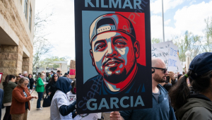 Manifestantes participam de um protesto durante uma audiência de status no caso Abrego Garcia et al v. Noem, no Tribunal Distrital dos EUA em Greenbelt, Maryland