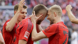 Eric Dier, do Bayern de Munique (C), comemora com companheiros de equipe após marcar o terceiro