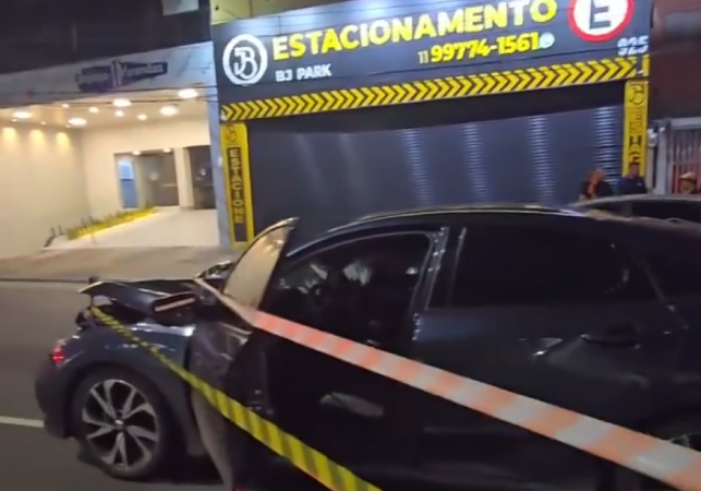 Veículo destruído após acidente na Avenida Goiás, em São Caetano do Sul