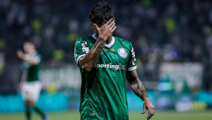 Facundo Torres jogador do Palmeiras lamenta durante partida contra o Bahia no estádio Arena Allianz Parque pelo campeonato Brasileiro