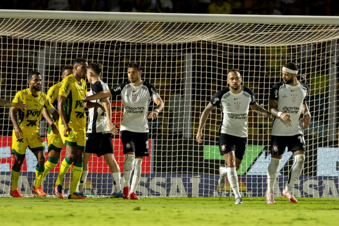 Após Memphis perder pênalti, confusão se formou porque os jogadores do Mirassol foram cobrar o holandês pela cavadinha