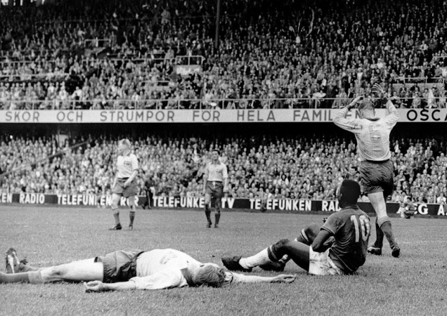 O jogador Pelé (10), da seleção do Brasil senta na grama depois de marcar o quarto gol do Brasil sobre a Suécia