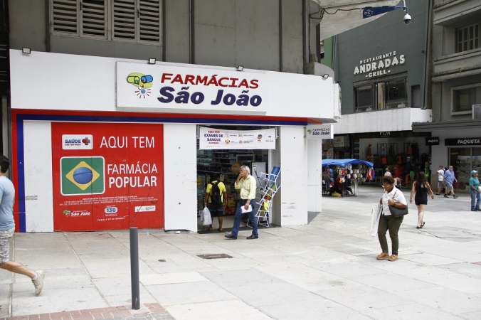 Farmácia com cartaz do Programa Farmácia Popular, em Porto Alegre