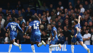 Jogadores do Chelsea comemoram o primeiro gol da equipe, marcado por Nicolas Jackson