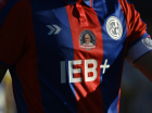 amisa do capitão do San Lorenzo, o espanhol Iker Muniain, com um patch exibindo o rosto do papa Francisco e a mensagem "Juntos pela Eternidade"