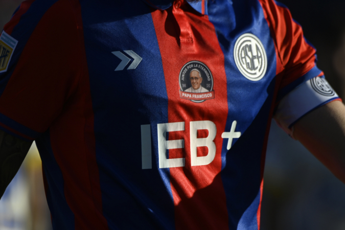 amisa do capitão do San Lorenzo, o espanhol Iker Muniain, com um patch exibindo o rosto do papa Francisco e a mensagem "Juntos pela Eternidade"