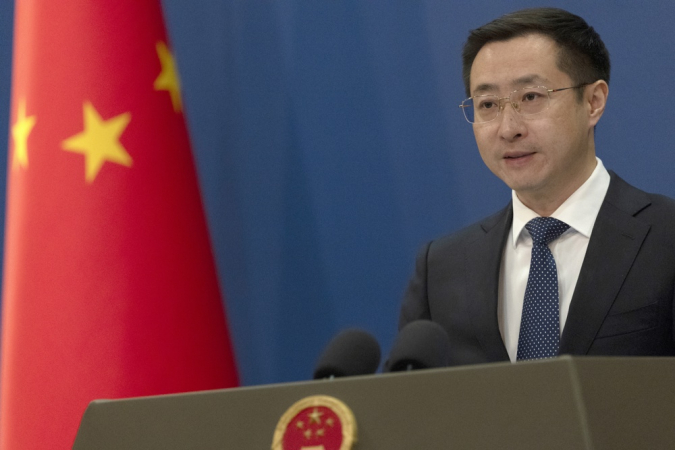 O porta-voz do Ministério das Relações Exteriores da China, Lin Jian, fala durante uma coletiva de imprensa em Pequim