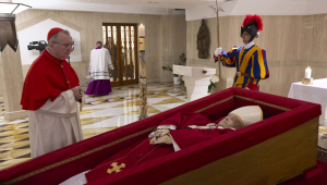 Vaticano divulga imagem do papa Francisco em seu caixão