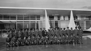 O presidente Emílio Garrastazu Médici (c) posa ao lado dos jogadores da seleção que conquistou o tricampeonato mundial no México