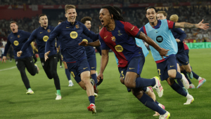 Reservas do Barcelona correm atrás de Kounde após lateral anotrar o gol do titulo da equipe catalã