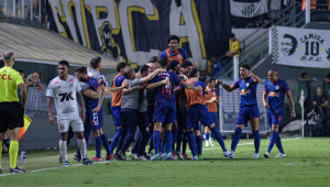 Jogadores do Bragantino comemmoram o primeiro gol da equipe contra o Sanrtos