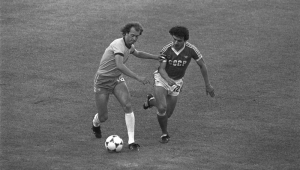 Falcão (e), da seleção brasileira, disputa lance com jogador da União Soviética, durante partida válida pela Copa do Mundo de 82, realizada no estádio Ramón Sánchez Pizjuán, em Sevilha, na Espanha