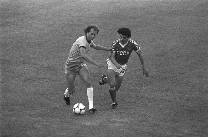 Falcão (e), da seleção brasileira, disputa lance com jogador da União Soviética, durante partida válida pela Copa do Mundo de 82, realizada no estádio Ramón Sánchez Pizjuán, em Sevilha, na Espanha