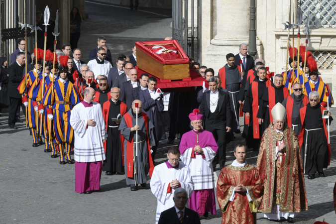 Corpo do papa Francisco chega à Basílica de São Pedro para velório público | Jovem Pan