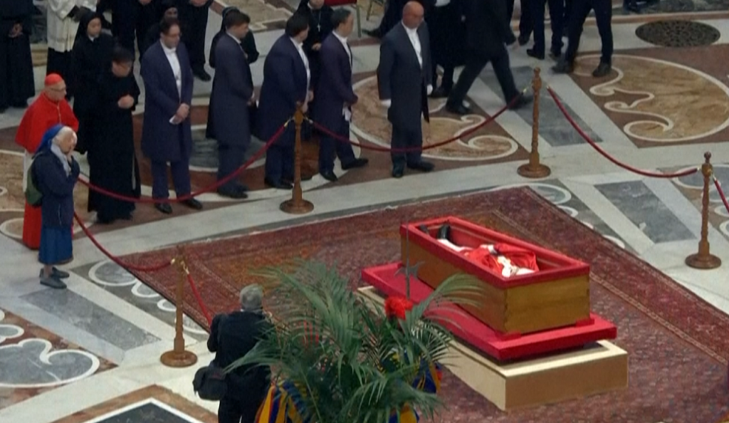 Freira quebra protocolo e chora diante do caixão do papa Francisco | Jovem Pan