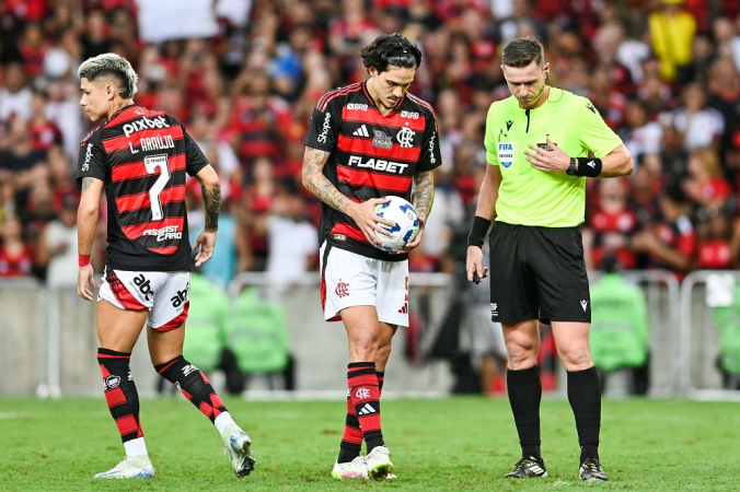 Pedro se preparar para bater o pênalti que definiria o placar de 4 a 0 no Maracanã