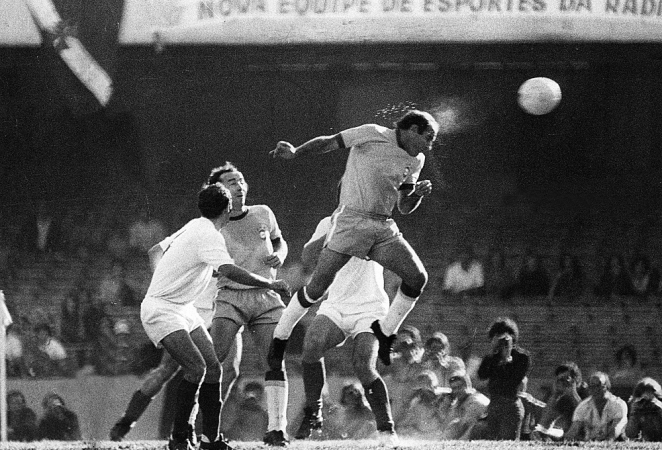 Gérson (alto) cabeceia bola durante jogo da Seleção Brasileira contra a Iugoslávia válido pela Copa Independência do Brasil