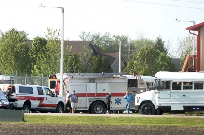 Ambulâncias socorrem vítimas de atropelamento após carro invadir o Ynot After School Camp, em Illinois, nos EUA