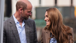 William e Kate publicam foto romântica em bodas discretas na Escócia