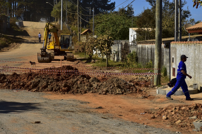 Trabalhadores paralisam as obras de pavimentação no bairro Pousada do Vale, em São José dos Campos