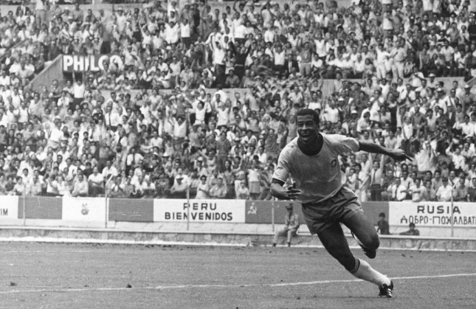 Jairzinho comemora gol durante partida da seleção brasileira contra a Tchecoslováquia, no estádio Jalisco, na Copa do Mundo de 1970