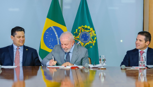 Presidente do Senado, Senador Davi Alcolumbre, Presidente da República, Luiz Inácio Lula da Silva, Presidente da Câmara, Hugo Motta durante Entrega da PEC da Segurança Pública. Palácio do Planalto.