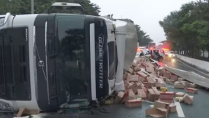 Caminhão carregado de leite em pó tomba na Marginal do Tietê e provoca congestionamento