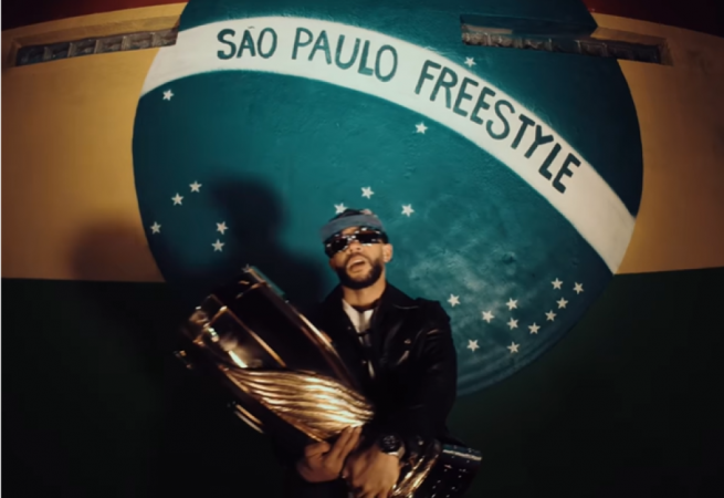 Videoclipe mostra Memphis desfilando pelas ruas de São Paulo com uma réplica do troféu do Campeonato Paulista