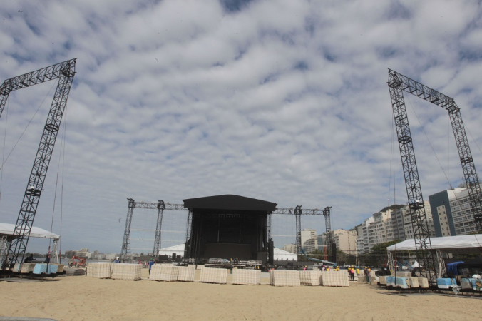 Preparativos do palco e toda estrutura para o show da Lady Gaga, na Praia de Copacabana, Zona Sul do Rio de Janeiro