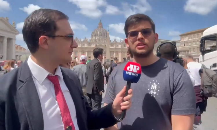 Brasileiro fala com Luca Bassani, correspondente da Jovem Pan News, diretamente do Vaticano