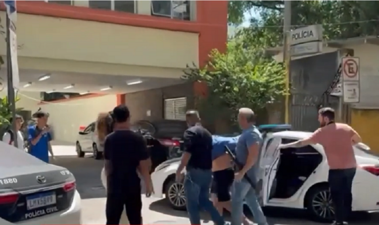 Policiais conduzem à delegacia um suspeito de integrar quadrilha de roubo a casas de luxo