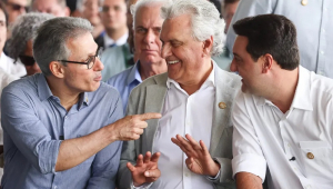 Romeu Zema, Ronaldo Caiado e Ratinho Junior conversam durante a Expozebu, tradicional feira do agronegócio em Uberaba