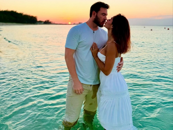Thiago Nigro e Maíra Cardi se beijam em praia nas Bahamas
