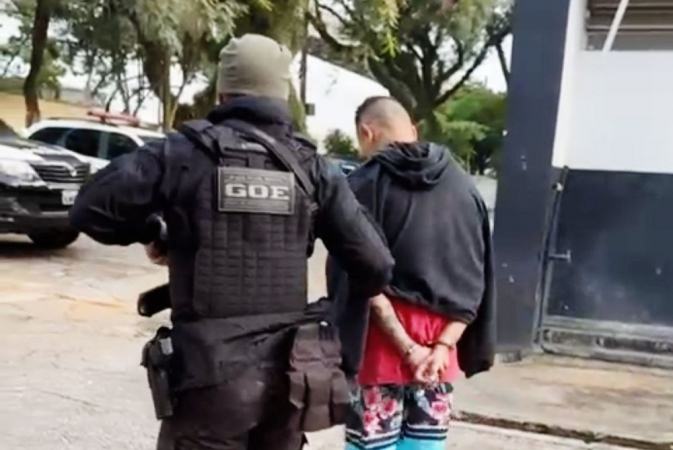 Agente do GOE conduz suspeito preso na Operação Cyberconnect