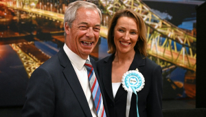 Nigel Farage (à esquerda), líder do partido Reform UK, e Sarah Pochin (à direita), candidata da legenda, comemoram a vitória na eleição suplementar de Runcorn & Helsby