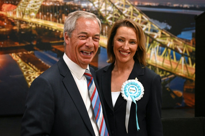 Nigel Farage (à esquerda), líder do partido Reform UK, e Sarah Pochin (à direita), candidata da legenda, comemoram a vitória na eleição suplementar de Runcorn & Helsby